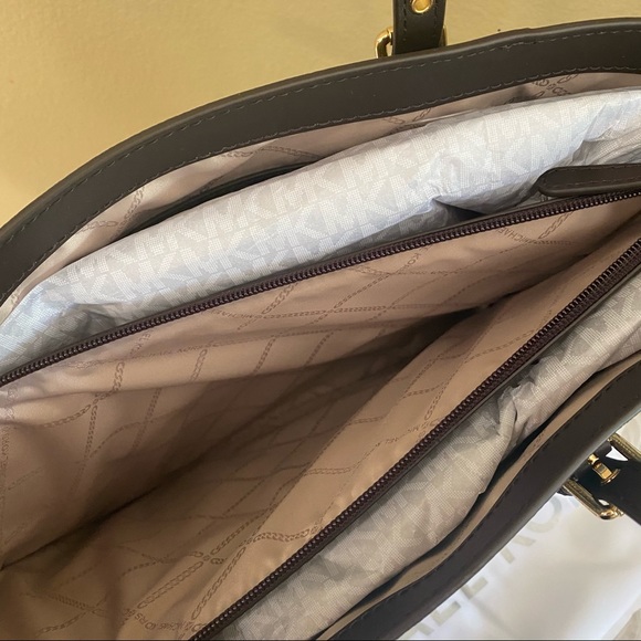 Last one✨Michael Kors large voyager shoulder tote bag - Picture 12 of 16